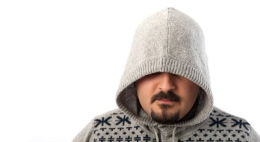 adam dikey, beyaz zemin üzerine kapüşonlu sweatshirt