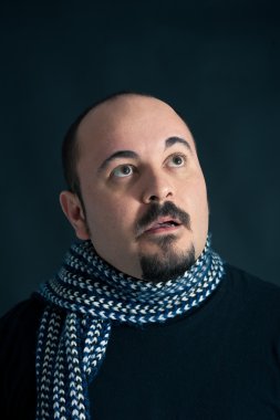 adam şaşırmış ifade koyu arka plan üzerinde dikey