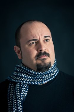 adam dikey, koyu arka plan üzerinde şüpheli ifade