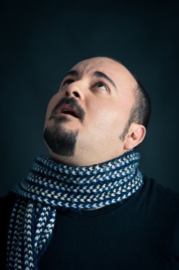 adam dikey, koyu arka plan üzerine umutlu ifade