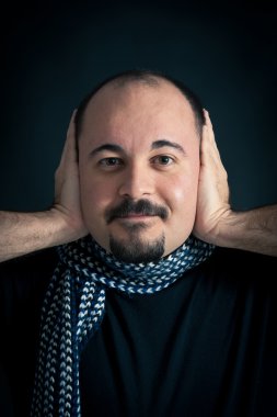 koyu arka plan üzerinde sağır adam portresi