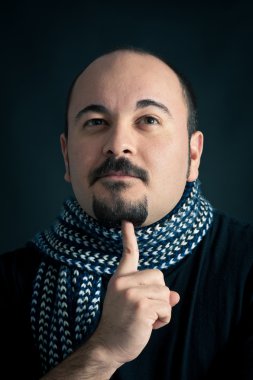 koyu arka plan üzerinde şüpheli adam portresi