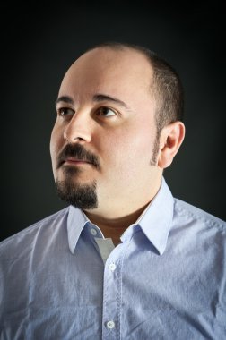 adam dikey, koyu arka plan üzerinde sakin ifade