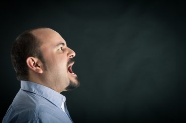 siyah arka plan, metin için yer ile karşı bağıran kızgın adam. kavramsal görüntü