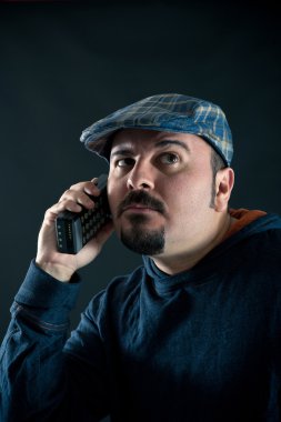 telefonda karşı siyah arka plan, konuşan adam