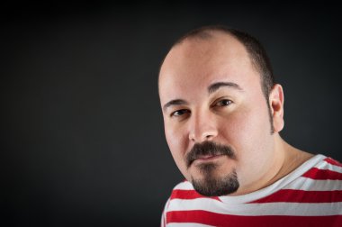 adam dikey, koyu arka plan üzerinde interdicted ifade