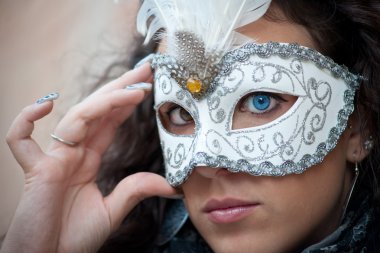 güzel bir kız ile Venedik beyaz maske