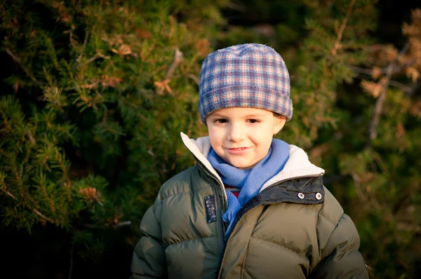 Ευτυχισμένο παιδί εκτός σε ένα πάρκο. χειμερινή ώρα — Φωτογραφία Αρχείου