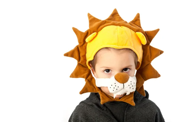 Bambino con maschera di leone isolato su sfondo bianco — Foto Stock
