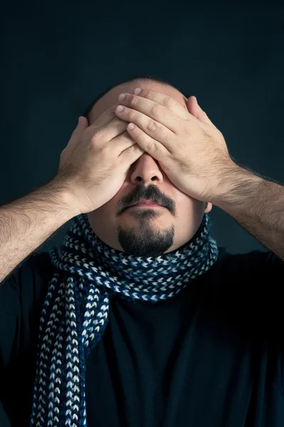 Retrato ciego del hombre sobre fondo oscuro — Foto de Stock