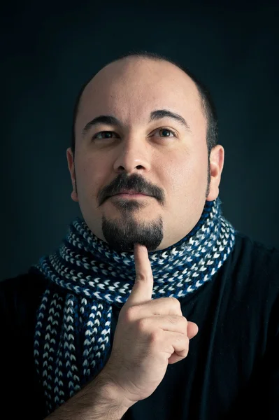 koyu arka plan üzerinde şüpheli adam portresi