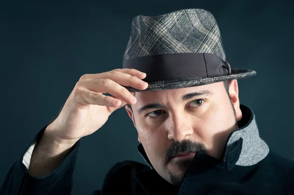 Πορτρέτο αυτοπεποίθηση άνθρωπος με το καπέλο σε σκούρο φόντο — Φωτογραφία Αρχείου
