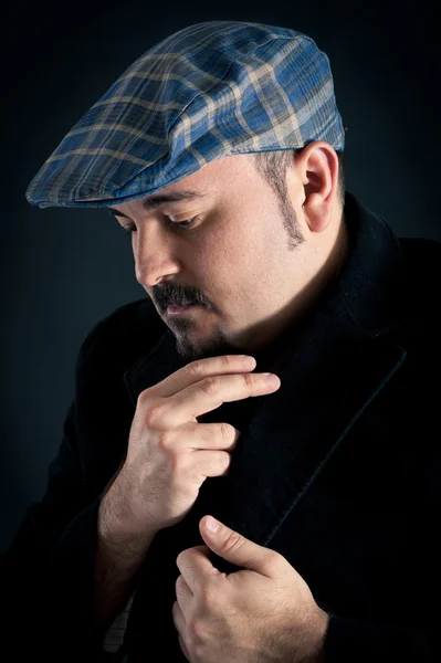 Retrato de homem íntimo com chapéu no fundo escuro — Fotografia de Stock