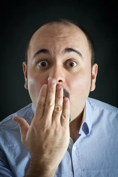 Retrato de hombre con expresión sorprendida sobre fondo oscuro —  Fotos de Stock