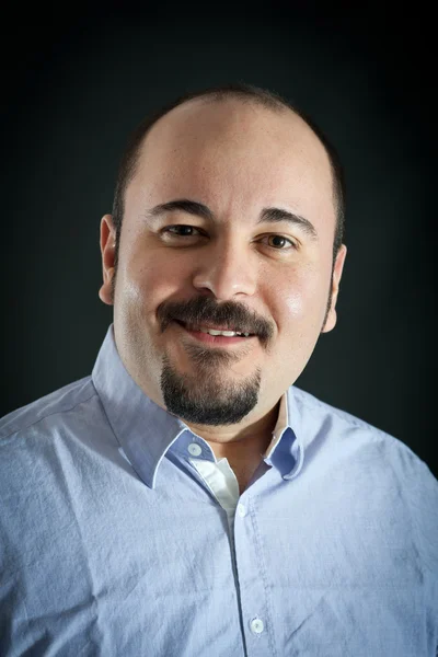 Retrato de homem com expressão feliz no fundo escuro — Fotografia de Stock