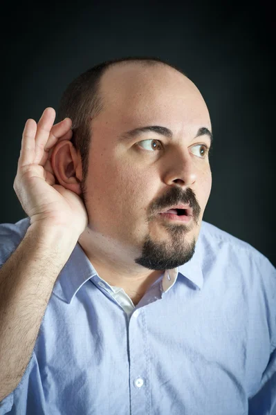 Hombre prestando atención sobre fondo oscuro —  Fotos de Stock