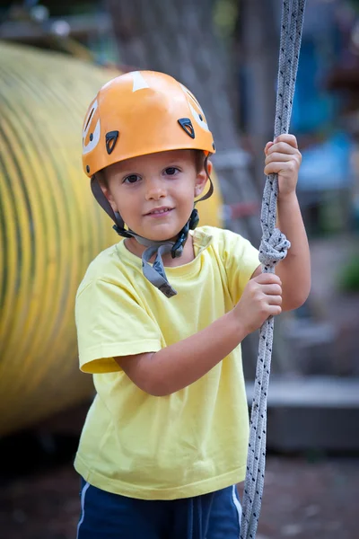 3-jarige jongen met helm — Stockfoto