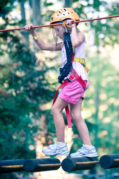 Молодая девушка лазает по деревьям в Доломитах, Италия — стоковое фото