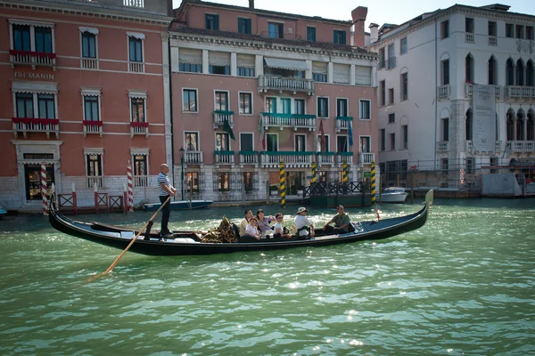 VENICE, ITÁLIA - SETEMBRO 31: Turistas em uma gôndola, 31 de setembro de 2011 em Veneza, Itália. A cidade tem uma média de 50.000 turistas por dia e seu um dos mundos mais visitados internacionalmente cidade — Fotografia de Stock