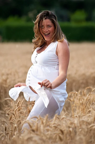 Gelukkig zwangere vrouw portret in een tarweveld — Stockfoto