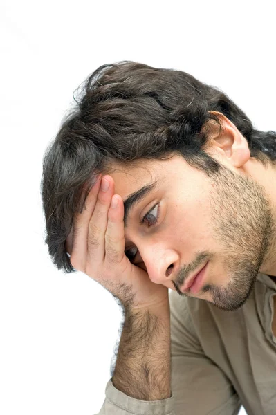 Beyaz arka plan üzerinde görünen düşünceli casual adam