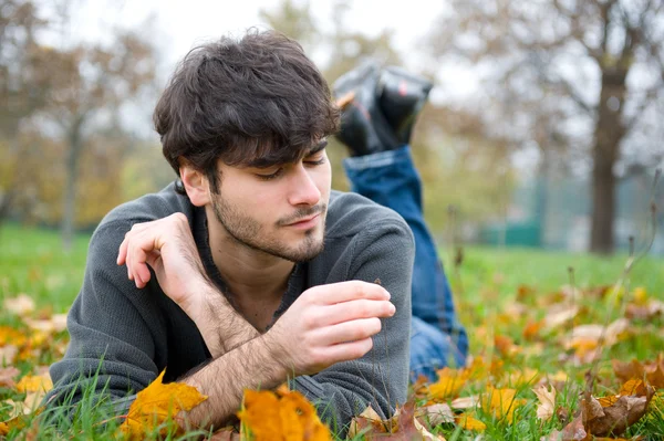 Intimt porträtt av man utanför i en park — Stockfoto