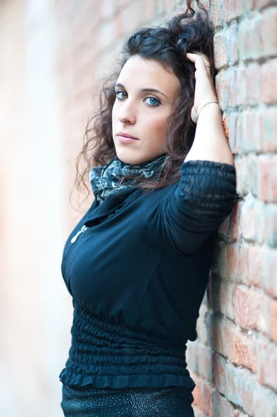 Retrato de menina vestindo camisola azul encostada à parede — Fotografia de Stock