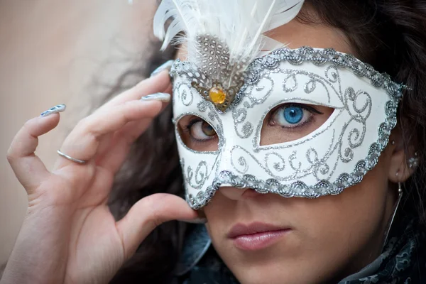 Mooi meisje met witte masker in Venetië — Stockfoto