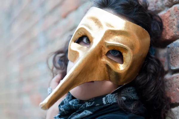 Mädchen mit goldener Maske in Venedig — Stockfoto