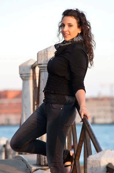 Porträtt av flicka med utsikt över Canal Grande. Venedig, Italien — Stockfoto