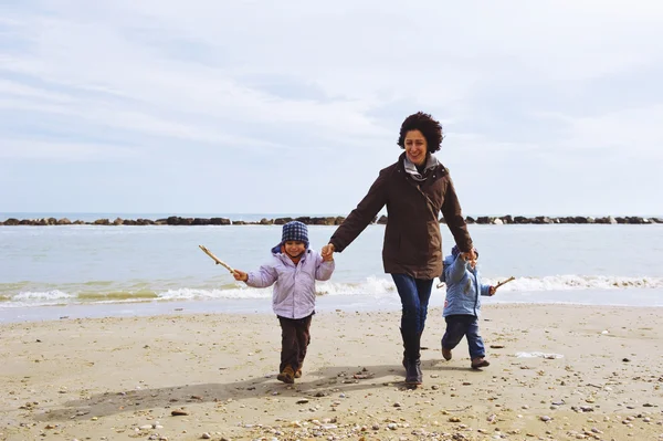 Familie fericită pe plajă — Fotografie, imagine de stoc