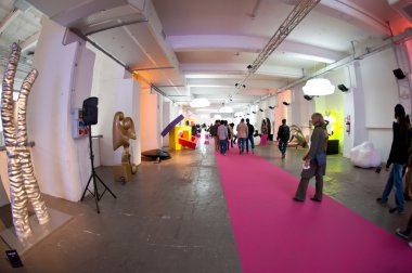 Milan, İtalya - 31 Nisan: moda ve genel tasarım Festivali sırasında fuorisalone, zona tortona bölgesinde tasarım sergisi ziyaret edin. 31 Mayıs 2012 Milano, İtalya