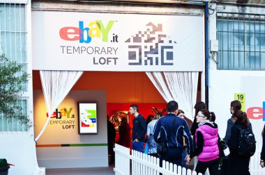 Milan, İtalya - 31 Nisan: ebay tasarım Sergisi girerek zona tortona alanında fuorisalone sırasında moda ve genel tasarım Festivali gösteri. 31 Mayıs 2012 Milano, İtalya