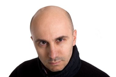 kel adam sinirli bir ifade ile