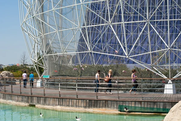 VALENCIA, ESPAÑA - 31 DE MARZO: La gran jaula esférica para aves exóticas en La Ciudad de las Artes y las Ciencias, el complejo arquitectónico diseñado por Santiago Calatrava el 31 de marzo de 2012 en Valencia, España — Foto de Stock