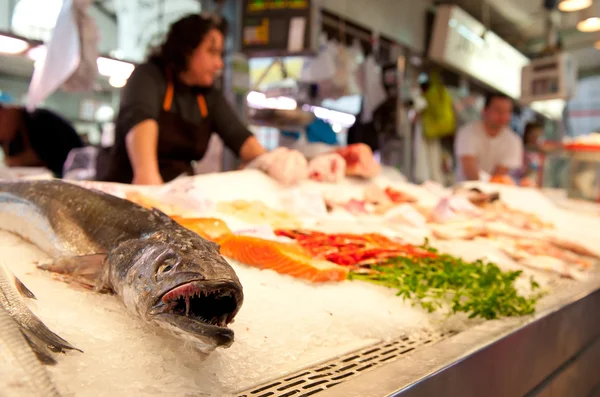 Valencia, Spanien - 30 mars: shopping i kolon marknaden. byggnaden öppnades på julafton 1916 till stora offentliga jubel. 30 mars 2012 i valencia, Spanien — Stockfoto