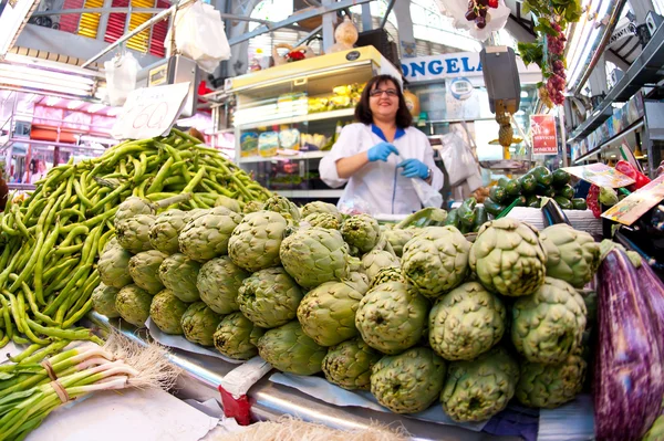 Valencia, Spanje - 30 maart: winkelen in de dikke darm-markt. het gebouw werd geopend op kerstavond 1916 tot grote openbare bijval. 30 maart 2012 in valencia, Spanje — Stockfoto