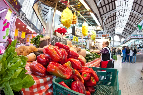 Valencia, spanien - 30. märz: einkaufen auf dem colon markt. Das Gebäude wurde am Heiligabend 1916 unter großem Publikumsgeschrei eröffnet. 30. märz 2012 in valencia, spanien — Stockfoto