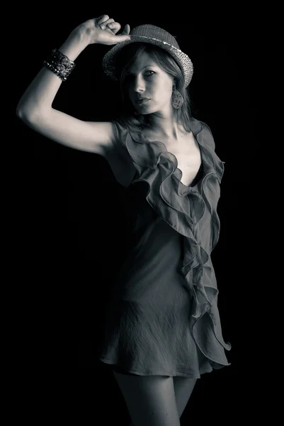 Ritratto in bianco e nero di bella ragazza sullo sfondo nero — Foto Stock