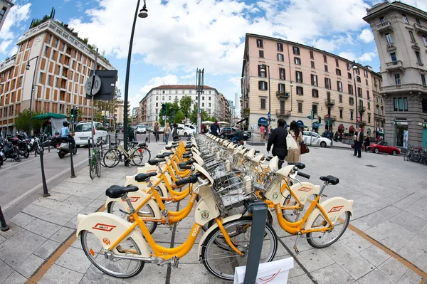 Μιλάνο - 1 Μαΐου: ποδήλατο πόλης μοιράζομαι σταθμό επάνω 1 Μαΐου, 2012 στο Μιλάνο, Ιταλία. με 100 σταθμούς και 1400 ποδήλατα, bikemi συγκαταλέγεται το μεγαλύτερο ποδήλατο συστημάτων σε όλο τον κόσμο — Φωτογραφία Αρχείου
