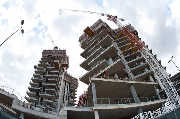 Construção em construção em uma nova área residencial de Milão, Itália — Fotografia de Stock