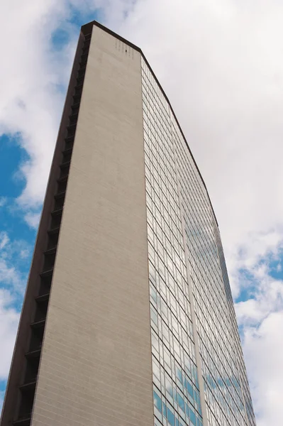 MILAN, ITALY - APRIL 31: The Pirelli Tower is a skyscraper projected by architect Gio Ponti. Upon its completion in 1960, at 127 m it was the tallest building in Italy. April 31, 2012 in Milan, Italy — Stock Photo, Image