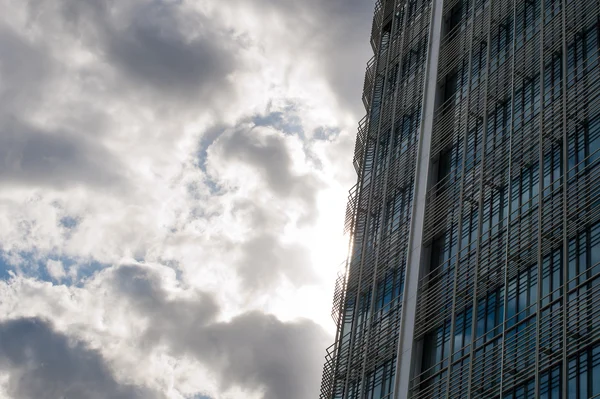 Milano, Italien - 31 april: pirelli tower är en skyskrapa som projiceras av arkitekten gio ponti. dess slutdatum i 1960, på 127 m var den högsta byggnaden i Italien. 31 april 2012 i Milano, Italien — Stockfoto