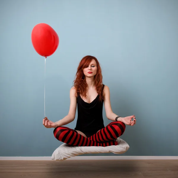 Levitação retrato de bela menina branca vermelha com balão de coração — Fotografia de Stock