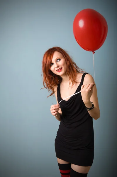 Retrato de bela menina branca vermelha com balão de coração — Fotografia de Stock