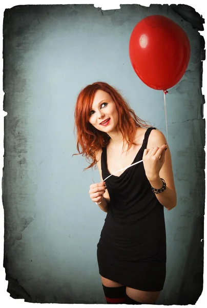 Vintage retrato de bela ruiva caucasiana menina com balão de coração — Fotografia de Stock