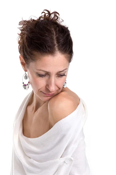 Retrato íntimo de una hermosa mujer caucásica con vestido blanco — Foto de Stock