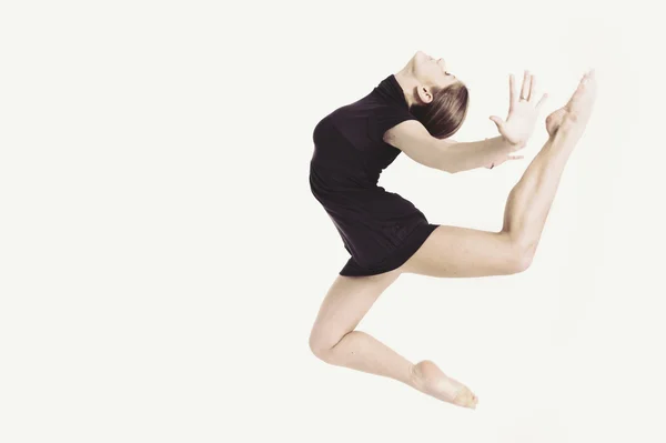 Chica saltar sobre fondo blanco. Captura de estudio — Foto de Stock