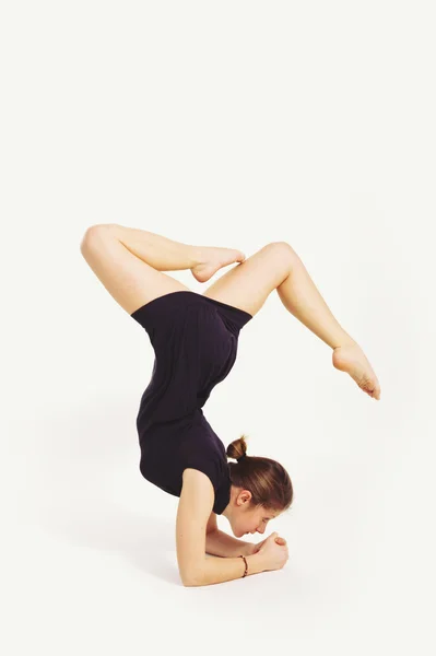Gymnastisk tjej över vit bakgrund. Studio skott — Stockfoto