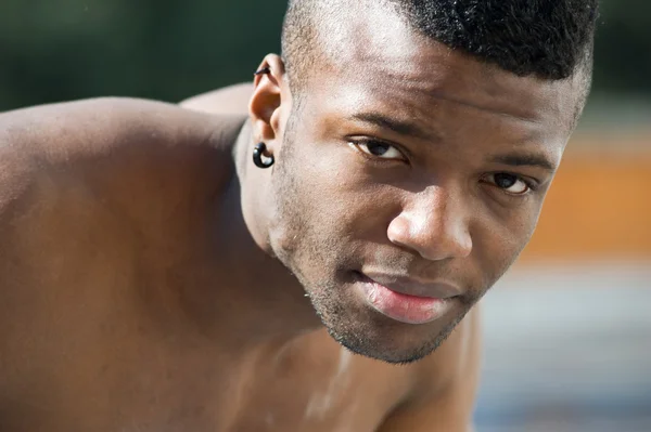 Hombre musculoso negro confiado retrato al aire libre —  Fotos de Stock